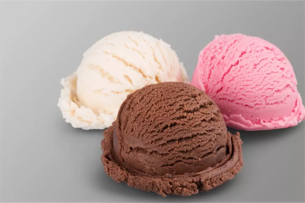 Três bolas de sorvete fabricadas com máquina de sorvete
